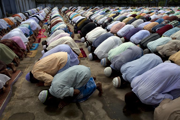 praying muslims