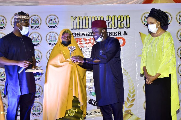 Zainab Mai Masa receiving the Micro Business Award from the Chairman of KADIRS 768x512 1