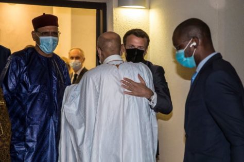 The President of Niger Left his French and Mauritanian counterparts met in NDjamena on Thursday to discuss funeral arrangements
