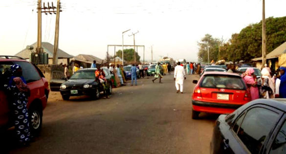 Travellers were left stranded on December 4 2021 when bandits blocked the busy Kontagora Minna Road in Niger State. 1