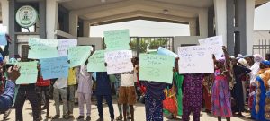 Protesters at Kwara Govt House in Ilorin on Friday over alleged delay of trial of suspects in Offa Bank Robbery.