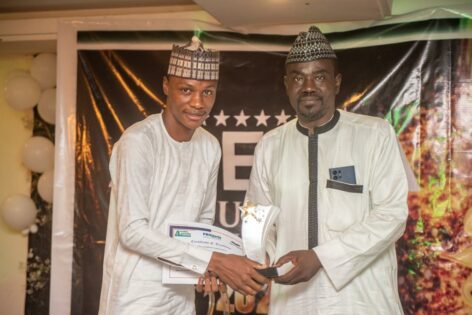 PRNigeria Publisher presents Award to a Recipient at Arewa Star Awards