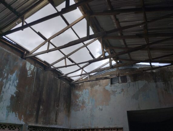 A blown off roof at Magazu PHC Tsafe LGA